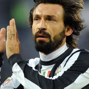 开云备用-伊朗球员被雪卡住球鞋，教练拿热水壶解围，伊朗队球员